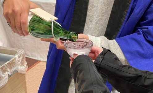 日本のお酒 冷酒をお猪口に注ぐ